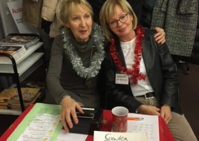 Barbara und Ulla an der Kasse