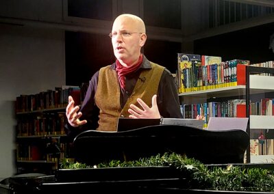 „A Christmas Carol“ Weihnachtsfeier 2024 von und mit Henrik Albrecht (Foto Dieter Maretzky)