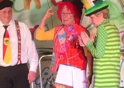 Jens Singer „Der Chauffeur der Kanzlerin“ und Gerda Laufenberg mit Barbara Brunotte. Karneval 2024